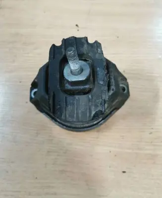 BMW 5 E60 E61 Engine mount bracket 6769874