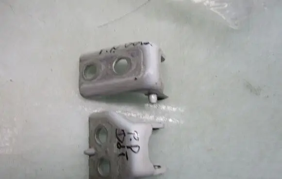 Peugeot 3008 I Front door upper hinge 10R