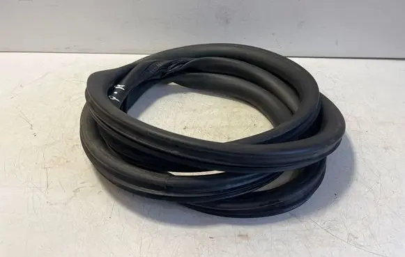 Opel Vivaro Front door rubber seal 9806514880