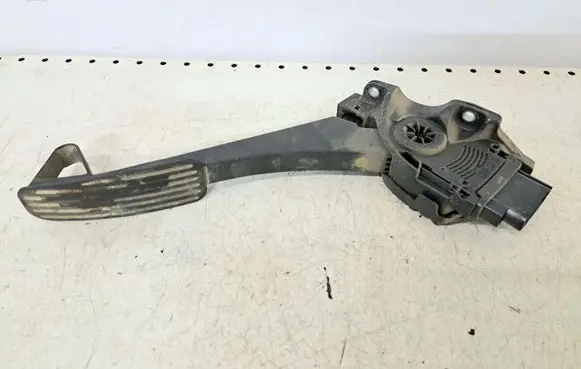 Volvo V70 Accelerator throttle pedal 30715173