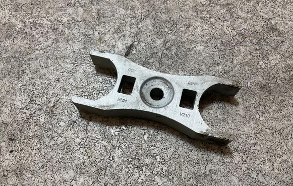 Skoda Octavia Mk4 Fuel Injector clamp holder 04L216