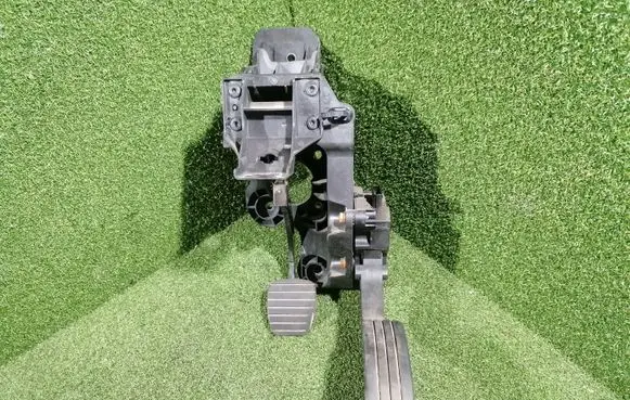 Renault Trafic III (X82) Brake pedal 465016415R 93459474 180027179R