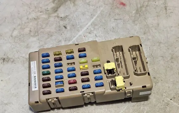 Subaru Legacy Fuse module 82201AG010