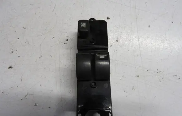 Mitsubishi Colt Electric window control switch 8608A075 C8DD523M 28Z4D1