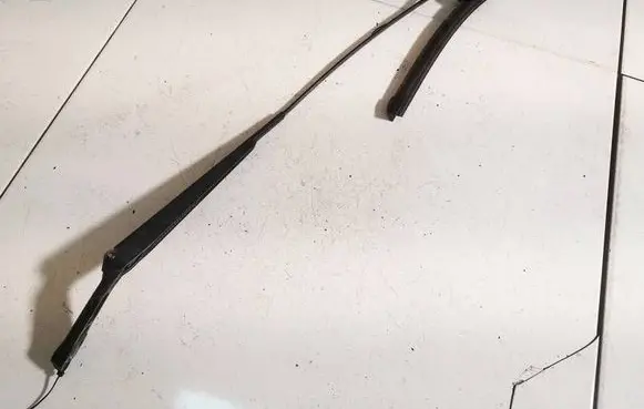 Skoda Octavia Mk1 (1U) Front wiper blade arm 1j1955410a