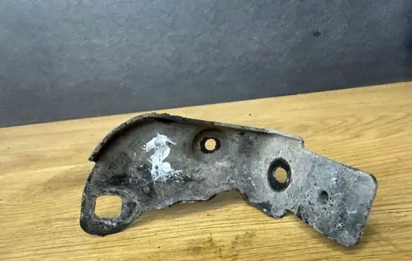 Opel Insignia A Fender mounting bracket