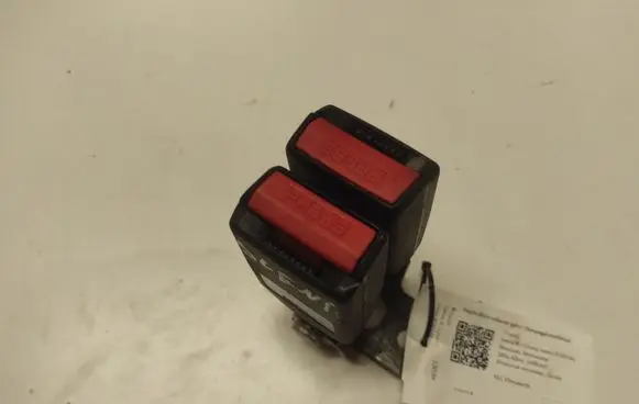 Middle seatbelt buckle (rear)