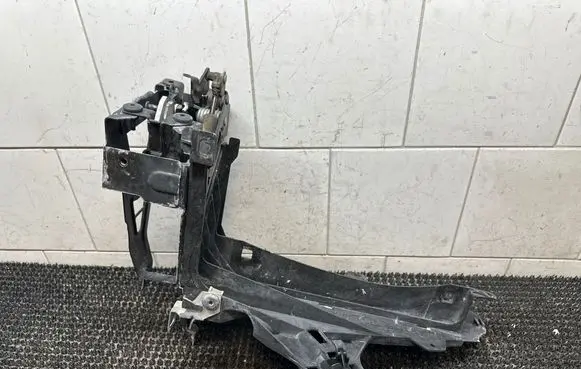 Headlight/headlamp mounting bracket