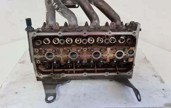 Volkswagen Touran I Engine head 03C103358S