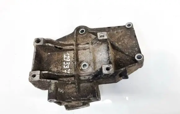 Audi A4 S4 B5 8D Engine mounting bracket 028260885A