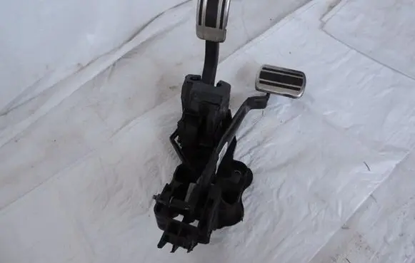 Opel Grandland X Brake pedal 9807994580