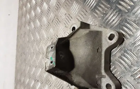 Jeep Grand Cherokee Engine mounting bracket