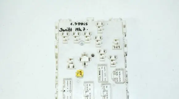 Suzuki Swift II Fuse module P60A-4889