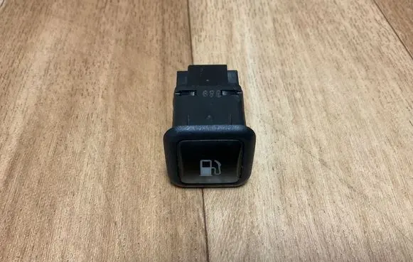 Volkswagen PASSAT B5 Fuel tank opening switch 3B0959833A