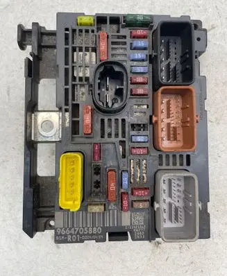 Citroen C4 Grand Picasso Fuse module 9664705880