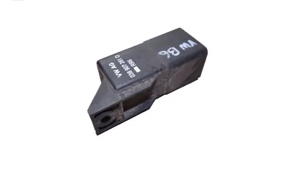 Volkswagen PASSAT B6 Glow plug pre-heat relay 0281003038 038907281D