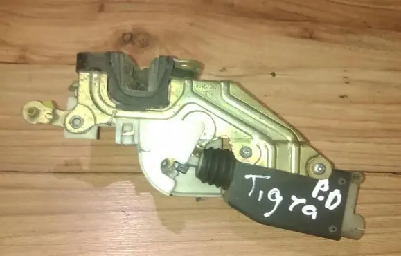 Opel Tigra A Front door lock 90452382