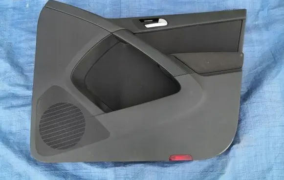 Volkswagen Tiguan Front door card panel trim