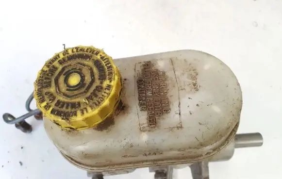 Jeep Grand Cherokee (WK) Brake fluid reservoir 