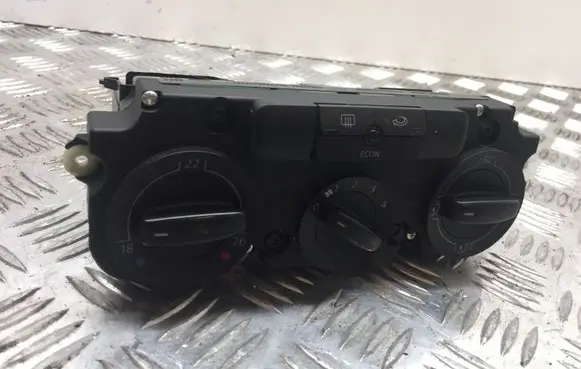 Volkswagen PASSAT B6 Climate control unit 3C1820045A 8262
