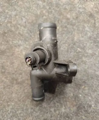 Audi TT Mk1 Thermostat/thermostat housing 4B0973712