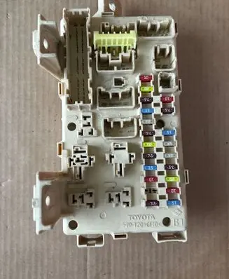 Toyota Avensis T250 Fuse module 82641CA020F 4250415112 04063022114602