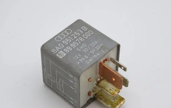 Audi A6 S6 C5 4B Other relay 8A0951253B