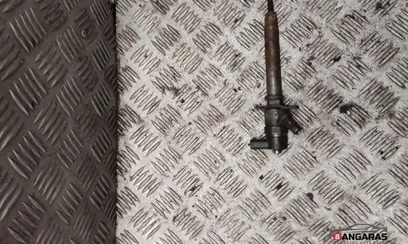 Volvo S80 Fuel injector 8658352