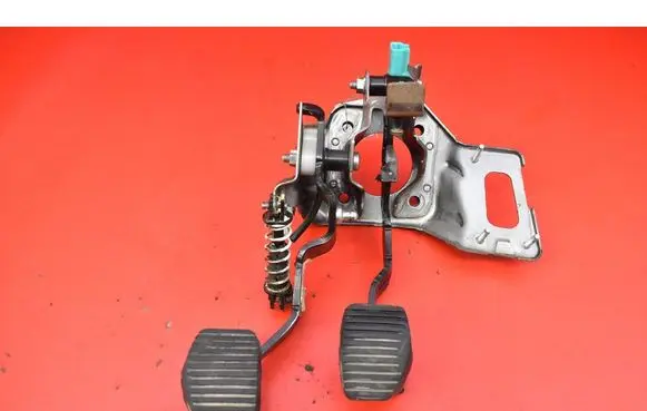 Accelerator throttle pedal