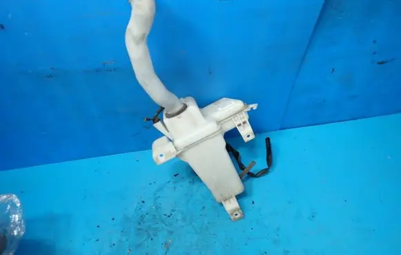 Suzuki Swift II Windshield washer fluid reservoir/tank 3840072L0