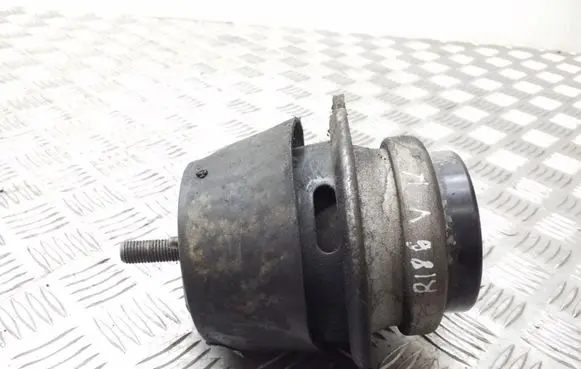 Volkswagen Touareg I Engine mount bracket 7L6199131C