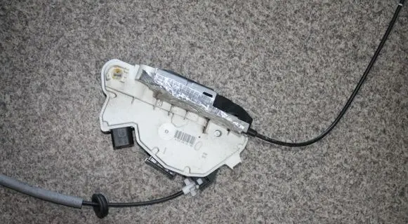 Volkswagen Multivan T4 Front door lock 7L1837015B