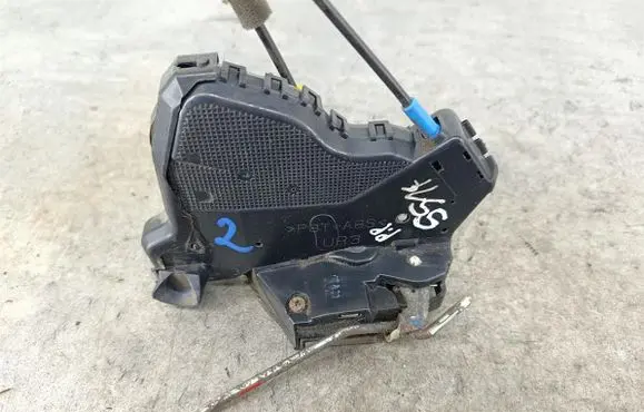 Toyota Corolla Verso E121 Front door lock 