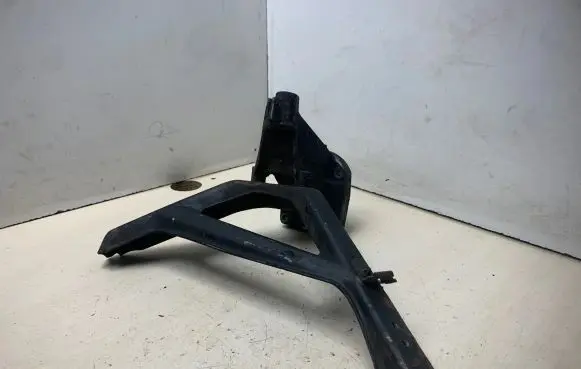 Mercedes-Benz C W203 Engine mounting bracket