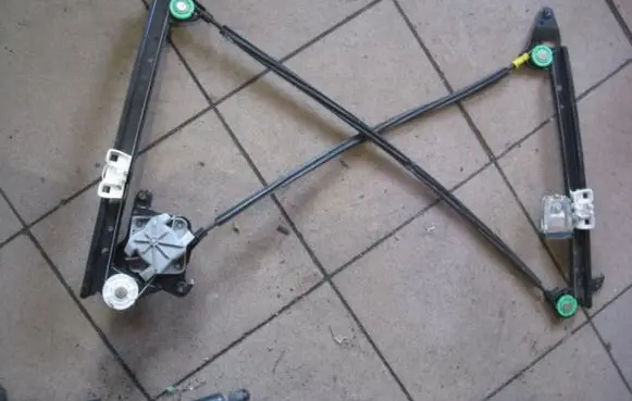 Rear door manual window regulator