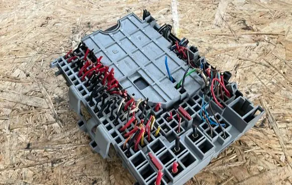 Opel Zafira A Fuse module 24412497