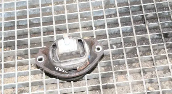 Land Rover Discovery 3 - LR3 Engine mount bracket KKB500441G