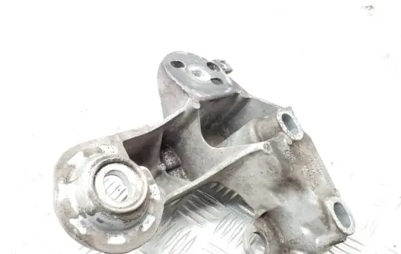 Seat Exeo (3R) Engine mounting bracket 8E0199352N