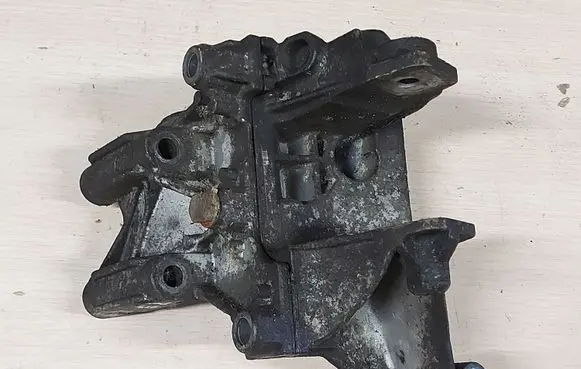 Volkswagen Transporter - Caravelle T5 Generator/alternator bracket 070199343G