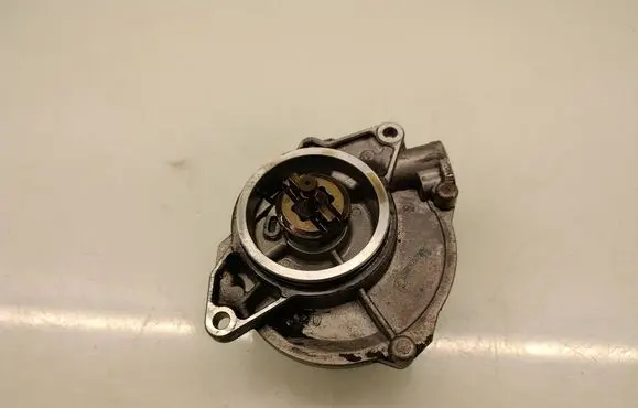 Volkswagen Touareg I Vacuum pump 700906100