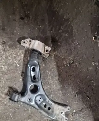 Volkswagen PASSAT B7 Front lower control arm/wishbone