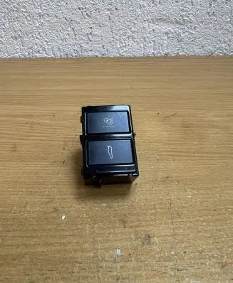 Land Rover Discovery Sport Tailgate/boot open switch button 16070602 F1029