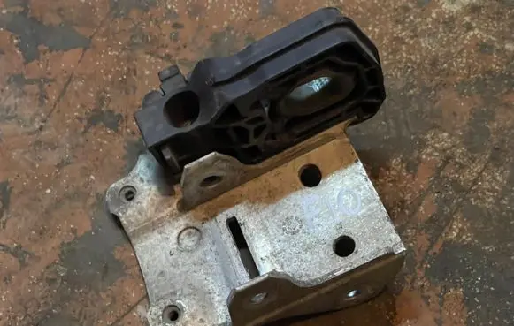 BMW 5 F10 F11 Radiator mount bracket 7186513 7211161 7207151