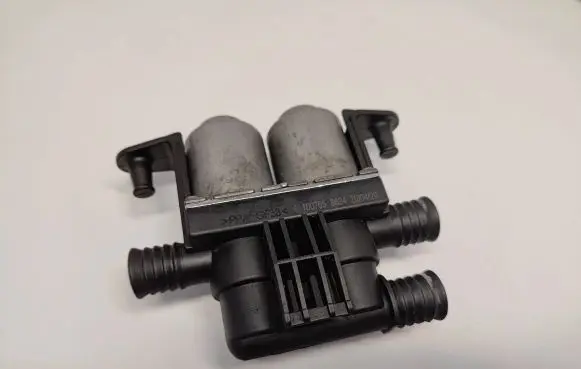 BMW 5 E39 Coolant heater control valve 100705 64128374995 64128372016