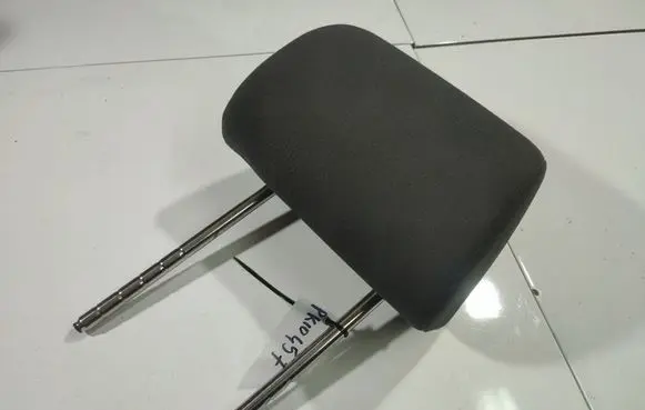 Volkswagen Golf V Front seat headrest 
