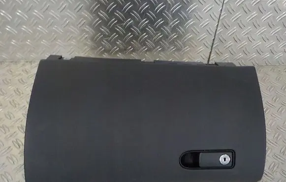 Mercedes-Benz C W205 Glove box