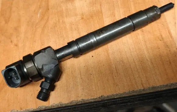 Chrysler PT Cruiser Fuel injector A6110701387