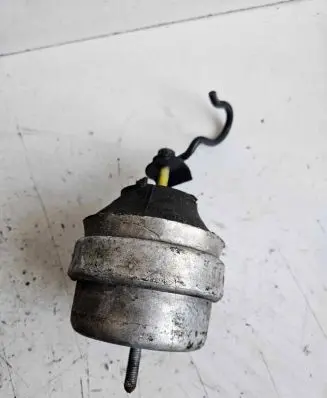 Volkswagen PASSAT B5.5 Engine mount bracket 8D0199379