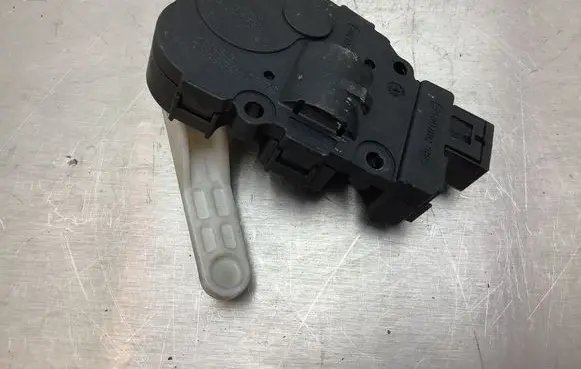 Jaguar XF X250 Air flap motor/actuator EFB351 01072008 1139300770