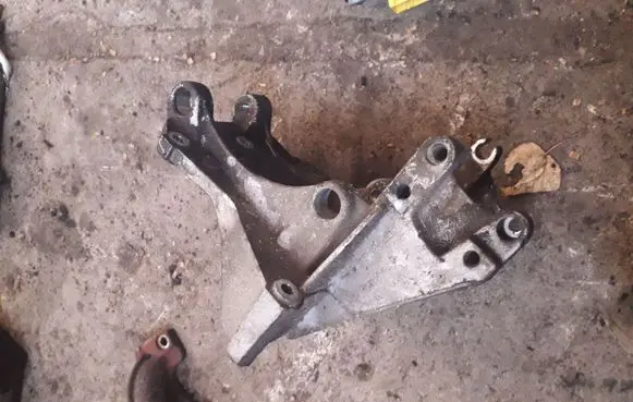 Peugeot 607 Engine mount bracket